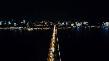 4K城市交通_城市跨河大桥夜晚拥堵的交通航拍